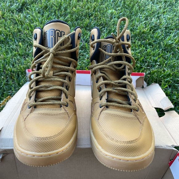 Nike - Picture 3 of 6